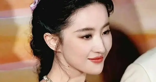 刘亦菲在家玩自拍，不料被镜子“出卖”了，网友直呼：好女人啊！