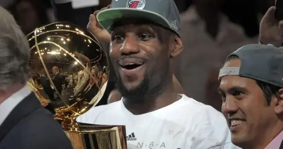 杨毅:詹姆斯在热火是呼风唤雨 斯波也得看他脸色 也就湖人不惯着他