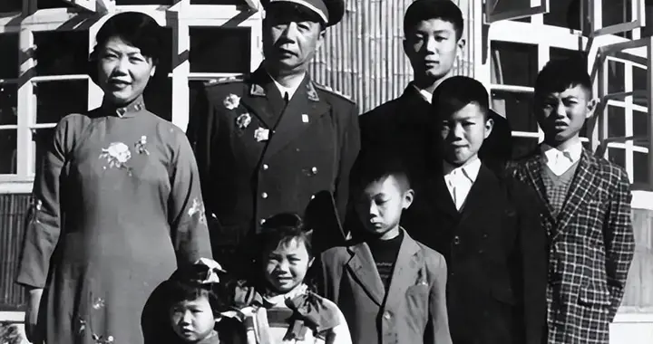 他们夫妻在开国将领中曾羡煞旁人，晚年离异，子女：母亲责任大些