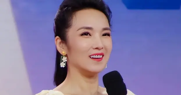 管彤：26岁进央视，41岁结婚，42岁当高龄产妇，今51岁被宠成公主