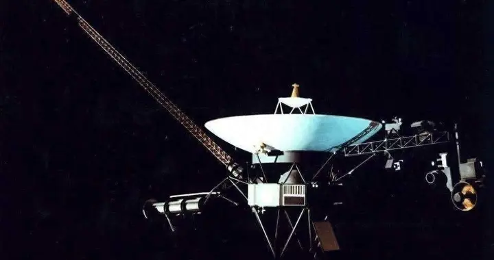 穿越230亿公里的“低语”旅行者1号为何能在太阳系边缘与地球对话