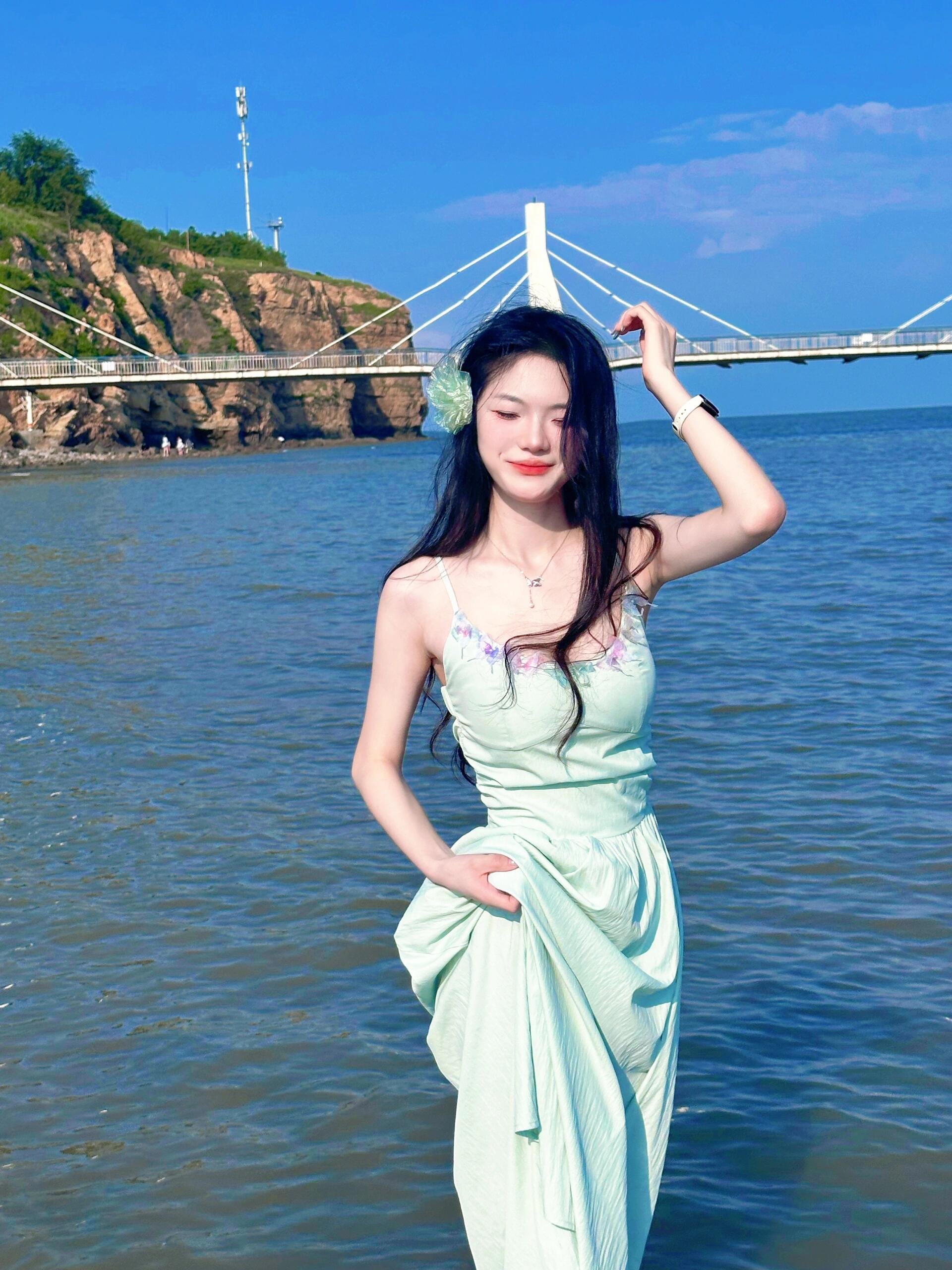 夏季显瘦度假风吊带连衣裙