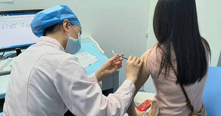 “姐姐接种了，我也第一时间来了”首款国产九价HPV疫苗火热开打