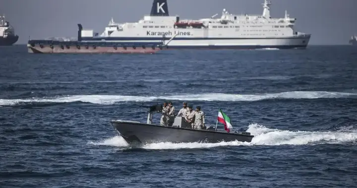 复仇不隔夜，伊朗出兵登船，当场扣押两艘油轮，中俄伊委对美说不