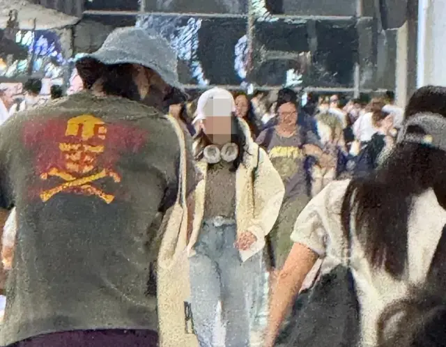 Rain金泰熙夫妇现身香港，带俩女儿游迪士尼，七岁女儿背影像妈妈