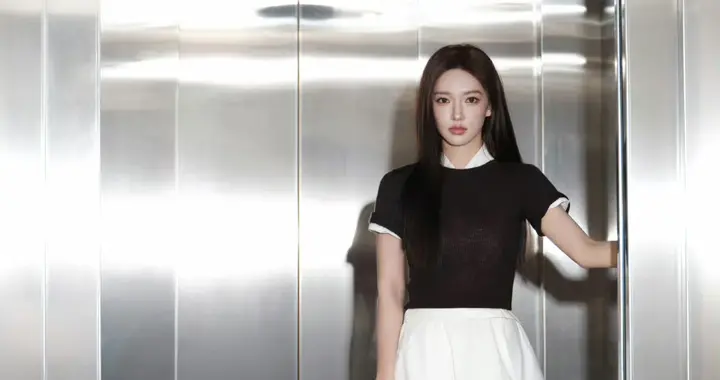 程潇穿着白色小短裙脚踩黑色筒靴，今天是黑长直的学姐风