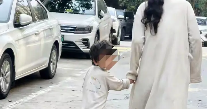 母子衣衫不整街头游荡，知情人爆料，孩子外婆发声，多部门介入