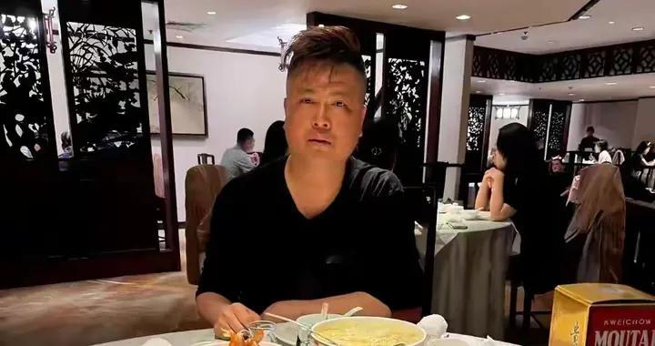 南京双胞胎弟弟坐不住了，哥哥租房开直播，不会再回到亲生父母那