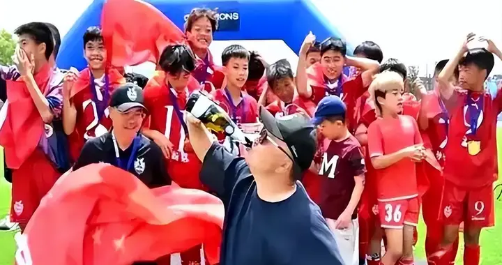 长期输球的是“正规军”，赢球的是“马戏团”，这很中国足球