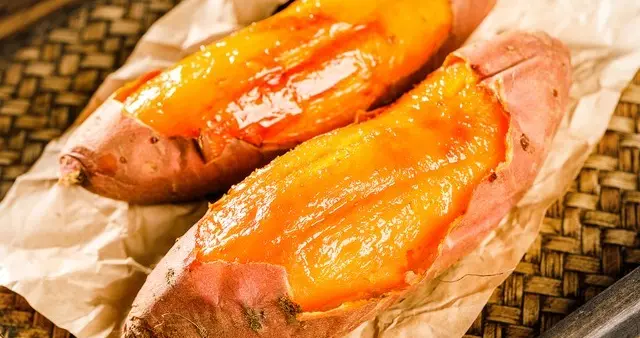 谁能拒绝冬天的烤红薯？街头大爷教3招：流心还不焦，比买的香