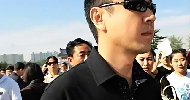 私生活混乱？被传10年换5任妻子，从央视离职的他，如今咋样了