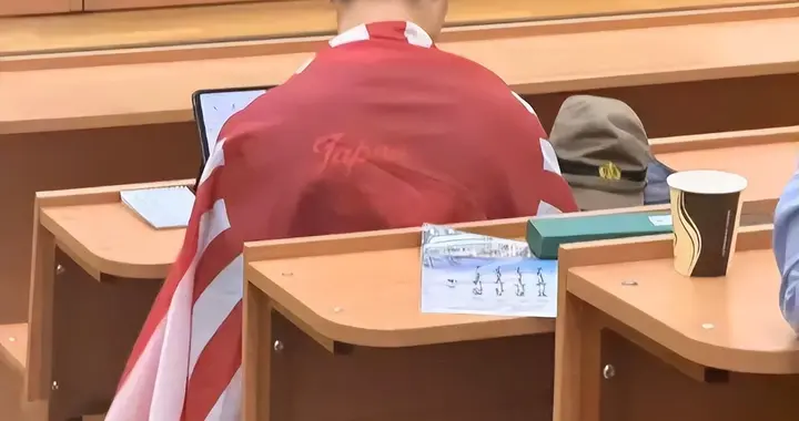 莫大留学生披旭日旗被遣返，北京日报捅破窗户纸：这人还支持台独
