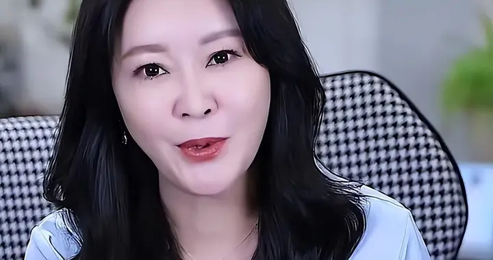 丁克了17年，41岁生女后离开央视的王小骞，如今再为患病女儿崩溃