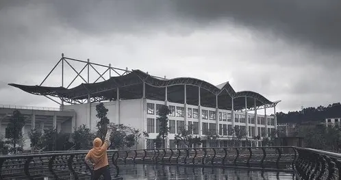 风雨中，一个中年男人跌跌撞撞、踉踉跄跄‖秀川
