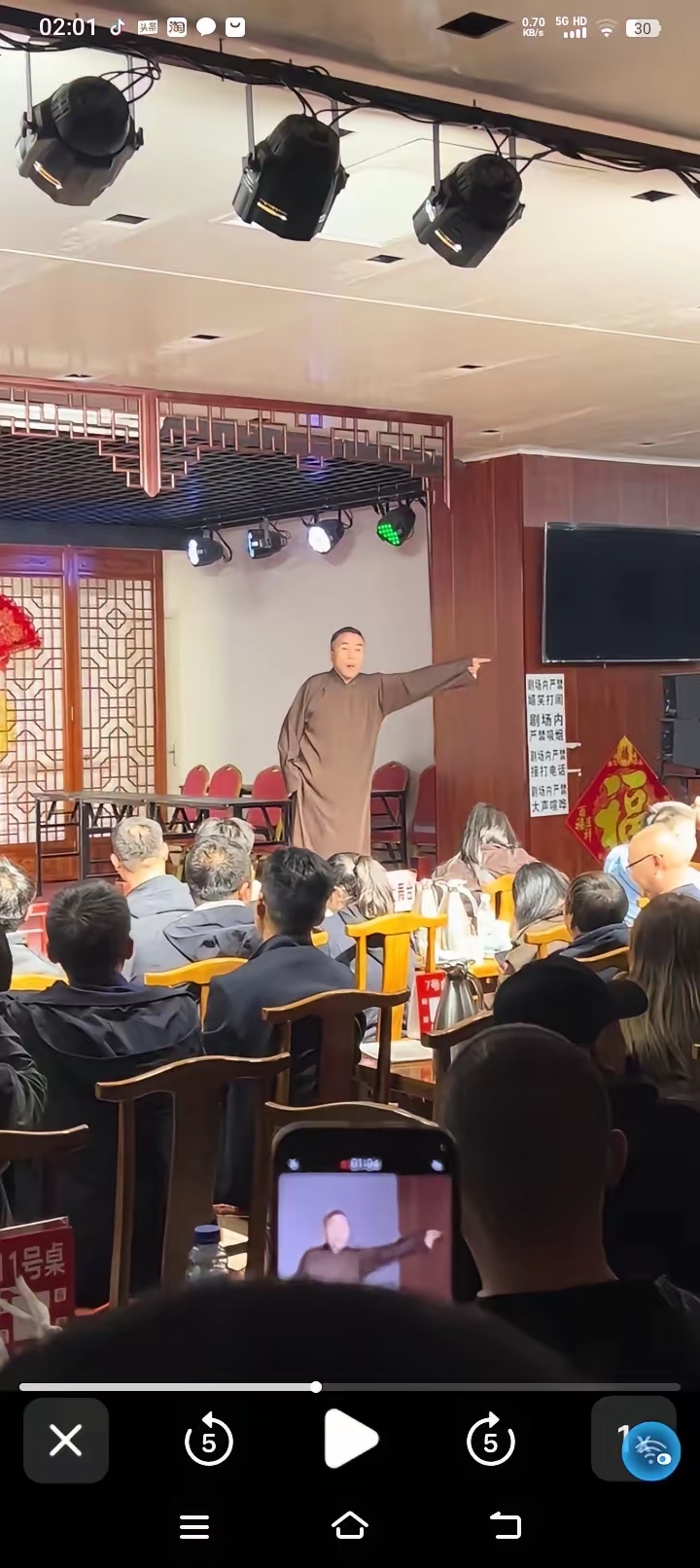 10月25日，相声演员杨议在“杨议相声社”骂观众了！  这事最扎眼的地...