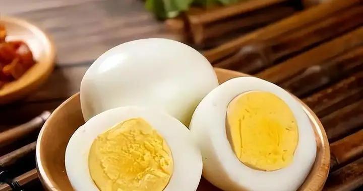 鸡蛋黄被发现，医生研究发现：吃得越多，脑梗患者血管或越干净？