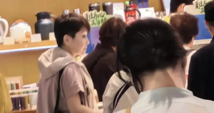 四太梁安琪在东莞购物，不带保镖穿着朴素，曾见面给奚梦瑶下马威