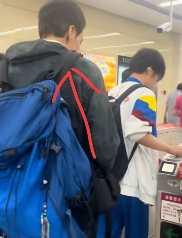 有天津网友发视频爆料，在二号线咸阳路地铁口，撞见一名外国男子长期恶意逃...