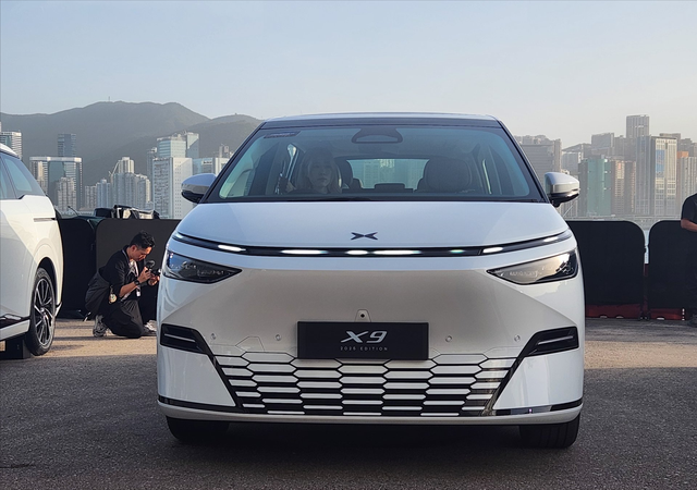 小鹏X9小改款国际版首发，增加电子吸附式前车门与恒定式轮毂厂徽