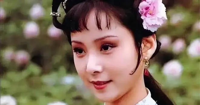 红楼梦两大神奇丫鬟：一生被正红色包围，令宝钗望尘莫及