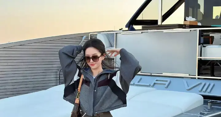 38岁刘亦菲晒出游艇上的日落美照，重回神仙姐姐巅峰状态。