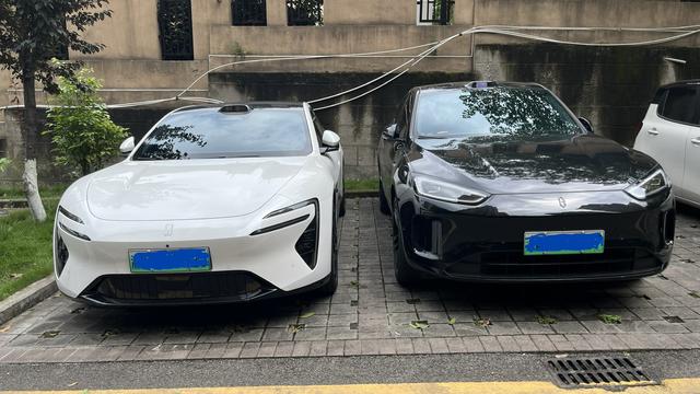鲤鱼侃车：楼下停着的两台车，一台是阿维塔