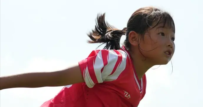 11-0！中国足球小将开门红，11岁女球员戴队长袖标，女版范戴克