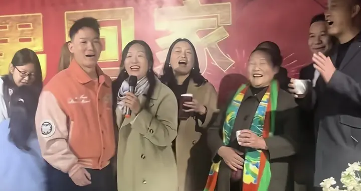 许妈为谢浩男在老家举办认亲宴 浩男发言很紧张 亲戚狂塞红包被拒绝