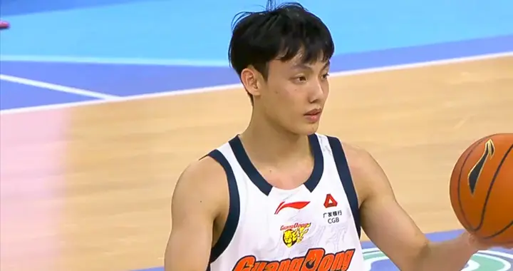 胡明轩复出，徐杰单节5记三分，广东队大胜晋级八强