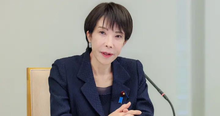 撑不住了？日本经济界人士接连访华，前首相劝高市：快给中国道歉