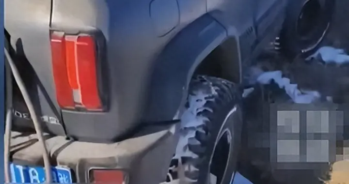 越野车撞开围栏碾草地，喊话“有全险不怕撞人”。