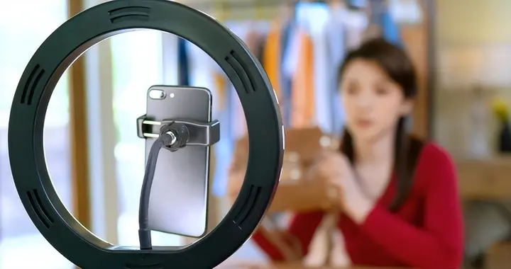 20岁女儿打赏主播1700万致父亲破产，父亲只好将女儿送进警局！