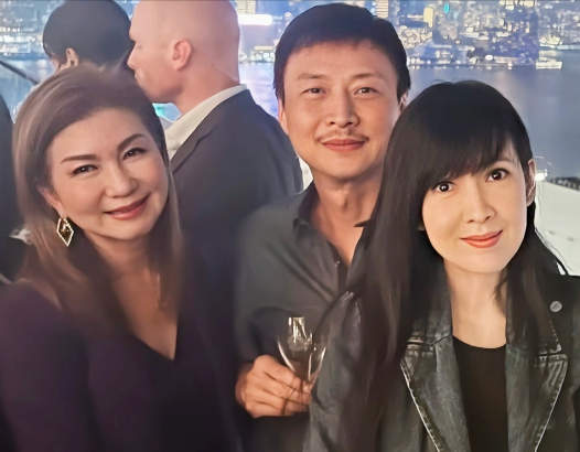 事实证明，没有真的“不老女神”，56岁周慧敏难掩皱纹、身材变形