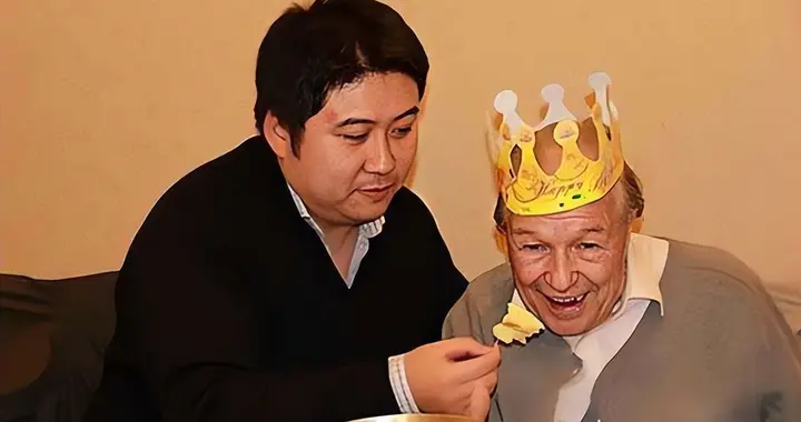 河南小伙为了报恩，接瑞士房东回国养老，老人一句遗言令人泪目