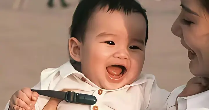 太治愈！马筱梅带7个月幼子游北京，一身新中式穿搭氛围感拉满