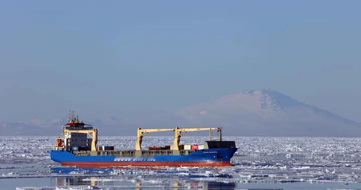 破冰前行！“雪龙” 号闯过复杂冰情，抵达秦岭站开始卸货