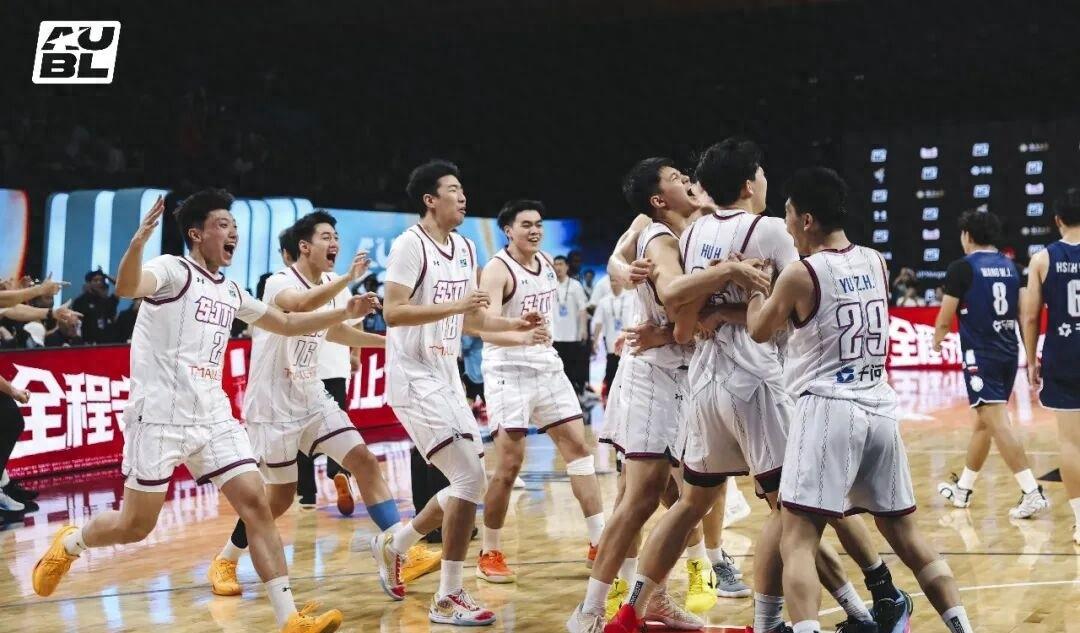 上海交大男篮在亚洲大学生篮球联赛决赛中以微弱优势战胜中国台湾政治大学队...