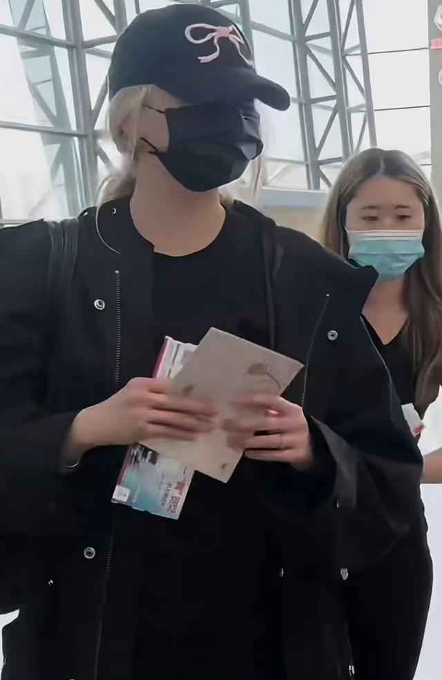关晓彤现身机场，她左手无名指戴着戒指，被发现后迅速摘掉了戒指