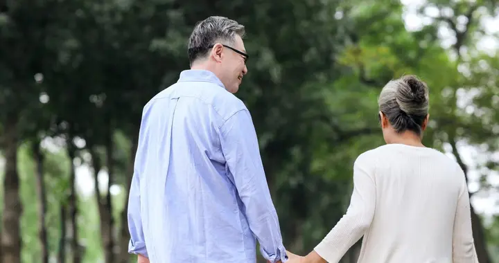 58岁，存款20万，退休金3800，有个搭伙的老伴，日子过得踏实极了