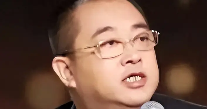 被曝藏身美国1年，恒大"二号人物"又挨一记重锤，肠子悔青也晚了