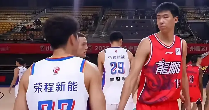 哎，观众哪去了？8000人的主场不够2000人，各种骚操作把人气扫光