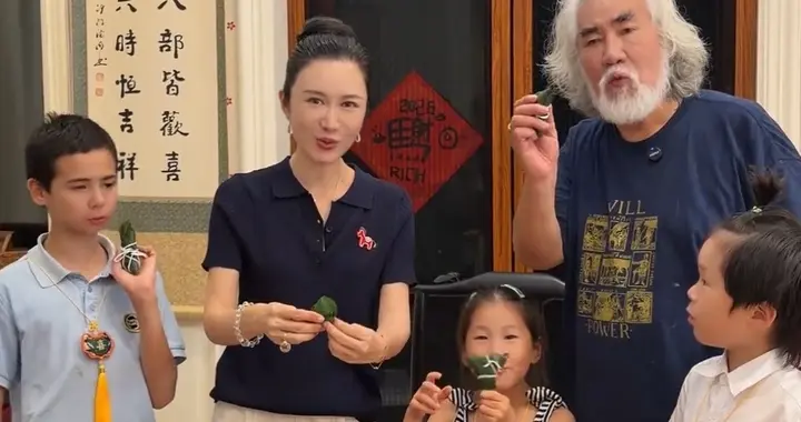 张纪中一家端午包粽子，杜星霖给娃们戴香囊，张导包粽被老婆嫌弃