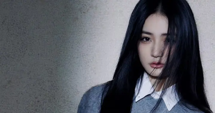 徐璐秋日灰色毛衣穿搭：镂光落影，静美如画