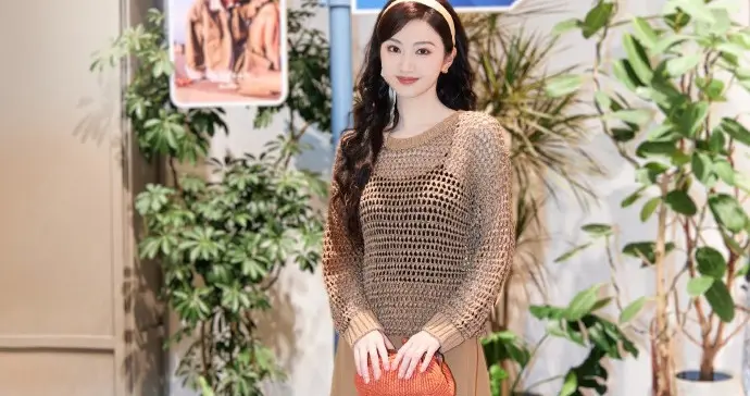 景甜穿着镂空针织衣脚踩高跟，美的无敌了
