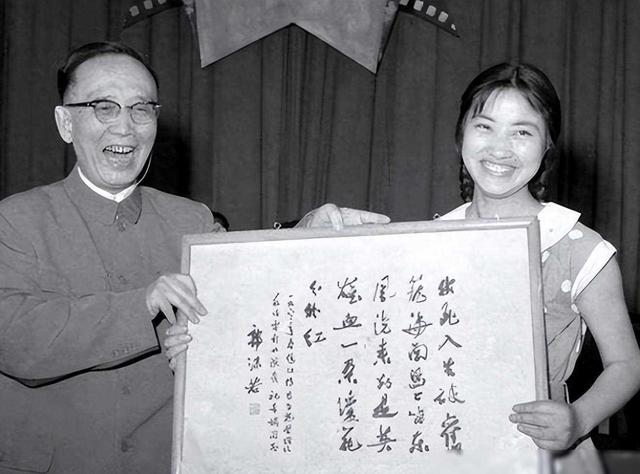 60岁退休定居美国，78岁回国住养老院，却被称为“人民艺术家