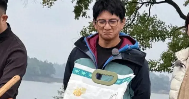 54岁吴奇隆河南录节目，黑发浓密如少年