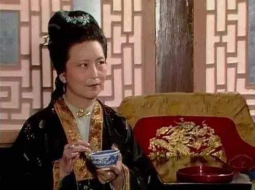 红楼梦里的姑嫂矛盾 ，嫂子嫉妒小姑子