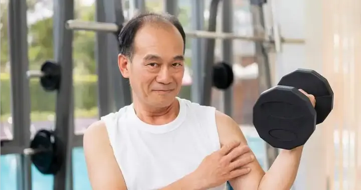 为什么摔了一跤就骨折？医生：50岁后，3种肉要舍得吃，养好骨头