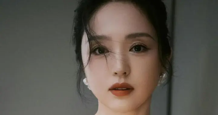 董璇，这一组白色蕾丝裙穿搭，优雅生姿韵味十足。