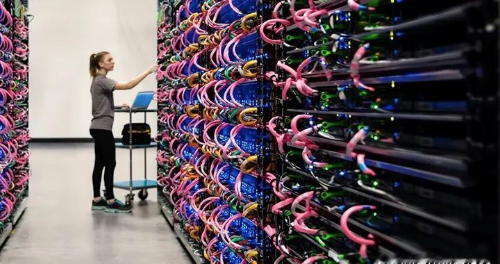 美国赌AI烧光1万亿，中国边赚边花：两种打法谁会笑到最后？